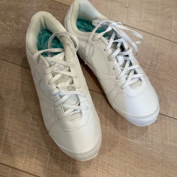 KAEPA WOMENS WHITE CHEER SHOES NWOB 5.5 - Picture 2 of 7